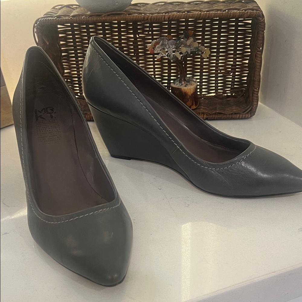 Gray Leather Pointed-Toe Wedge Pumps. Women’s size 10